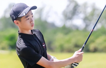 杨威晒儿子打高尔夫近照，12岁杨阳洋变化大，又高又瘦帅气十足
